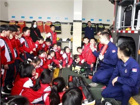 参观消防车、体验消防云梯，麓谷小学师生过把“消防员瘾”