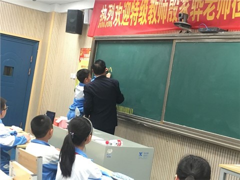 探讨图形规律 研磨趣味数学——著名特级教师殷家骅老师来麓谷小学指导数学教学